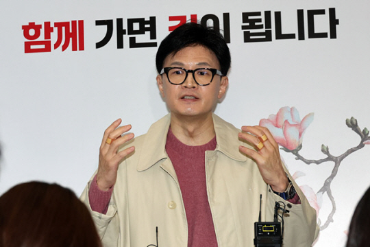한동훈 국민의힘 비상대책위원장이 3일 오후 서울 여의도 당사에 들어서며 취재진의 질문에 답변하고 있다. 연합뉴스