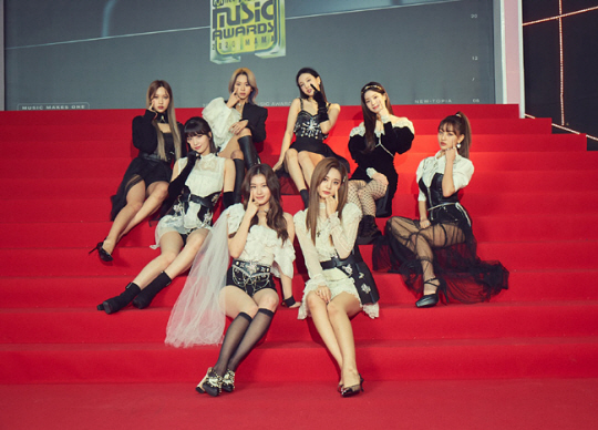 걸그룹 트와이스가 지난 2020년 2020 MAMA(Mnet ASIAN MUSIC AWARDS, 엠넷 아시안 뮤직 어워드) 포토월 행사에서 포즈를 취하고 있다. CJ ENM 제공