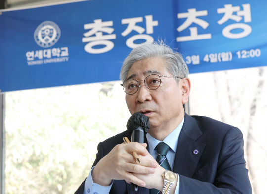 윤동섭 제20대 연세대 총장이 4일 오후 서울 서대문구 연세대 총장 공관에서 열린 기자간담회에서 질문에 답하고 있다. 연합뉴스