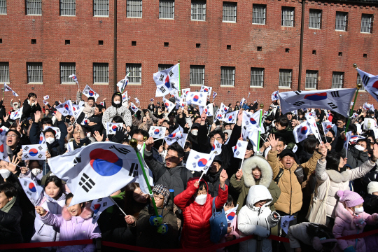 ‘서대문, 1919 그날의 함성’ 행사에서 서대문형무소역사관 내 특설무대 앞에 모인 시민들이 태극기를 들고 대한독립만세를 외치고 있다.서대문구청 제공
