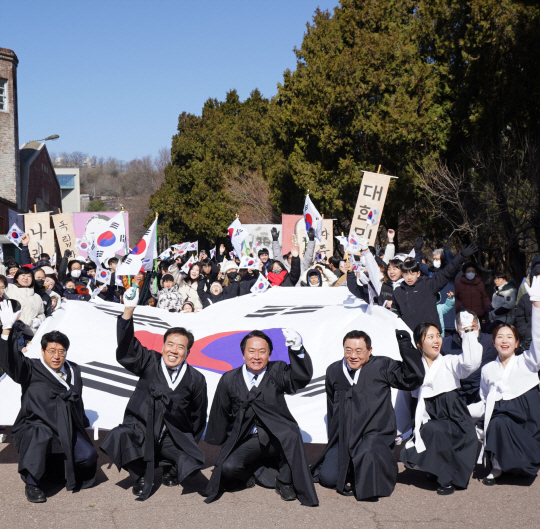 서대문독립공원에 열린 ‘1919 그날의 함성’ 행사에서 이성헌(앞줄 왼쪽 세 번째 서대문구청장) 등이 대형 태극기를 들고 시민들과 함께 대한독립만세를 외치고 있다.서대문구청 제공