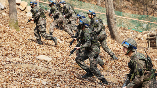 예비군들이 육군 제51사단 상록과학화예비군훈련장에서 야지전술훈련을 하고 있다. 연합뉴스