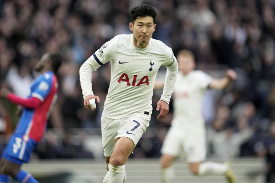 토트넘 홋스퍼의 손흥민이 3일(한국시간) 영국 런던의 토트넘 홋스퍼 스타디움에서 열린 EPL 홈경기에서 골을 넣은 후 확신에 찬 표정으로 그라운드를 달리고 있다. AP뉴시스