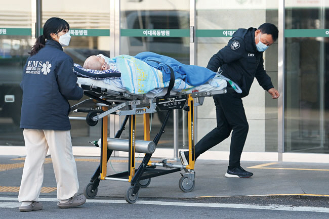 정부가 미복귀 전공의들에 대해 4일부터 현장 조사에 나서는 등 본격적인 행정 처분 절차에 나선 가운데 이날 오전 서울의 한 상급종합병원에서 의료진들이 응급 환자를 옮기고 있다. 문호남 기자