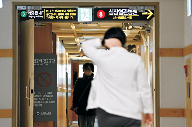 정부가 미복귀 전공의들에 대한 면허정지와 형사 고발 등의 절차를 시작한 4일 오전 서울의 한 대학병원 전공의 전용 공간에서 의료진이 오가고 있다. 문호남 기자