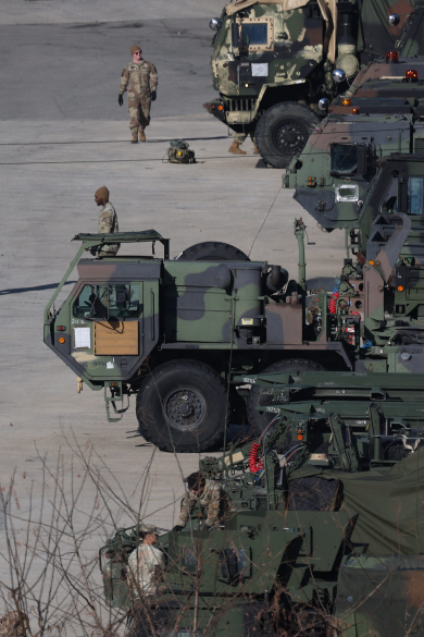 한·미의 지상과 공중·해상 야외기동훈련인 ‘자유의 방패’(Freedom Shield) 연합연습이 시작된 4일 오전 경기 동두천시에서 주한미군 수송 차량이 출동명령을 기다리고 있다. 연합뉴스