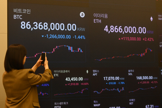 비트코인 시세가 폭등하고 있는 가운데 지난달 29일 오전 서울 강남구 업비트 라운지에서 한 고객이 비트코인 시세판을 바라보고 있다. 문호남 기자