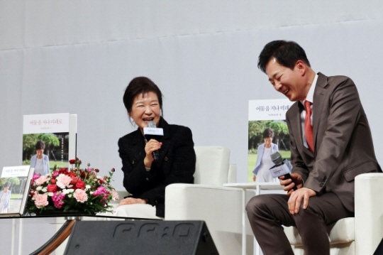 박근혜 전 대통령(왼쪽)이 5일 오후 대구 수성구 한 호텔에서 열린 ‘박근혜 회고록 출간기념 저자와의 대화’에서 유영하 변호사의 발언을 들으며 웃고 있다. 연합뉴스
