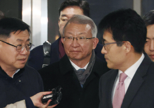 양승태 전 대법원장이 지난 1월 26일 오후 서울 서초구 서울중앙지법에서 ‘사법농단’ 사건 1심 무죄를 선고받은 뒤 법정을 나서고 있다. 연합뉴스