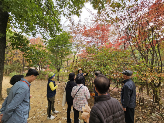 서울 송파구 주민들이 둘레길 산책 및 자연관찰 프로그램에서 해설사의 설명을 듣고 있다. 송파구청 제공