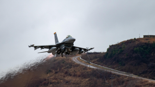 태국에서 열리고 있는 다국적 연합훈련 코브라 골드  참가를 위해 이륙하는 주한미군 F-16. 가데나 공군기지 홈페이지 캡처／연합뉴스