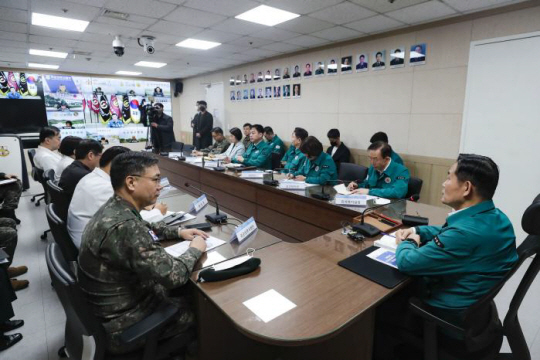신원식(맨 오른쪽) 국방부 장관이 지난달 28일 수도병원을 방문해 국군의무사령부 예하 군병원장들과 화상회의를 하며 비상진료체계를 점검하고 있다. 국방일보 제공