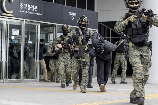 육군 특수전사령부 백호부대 장병들이 서울 구로구 고척스카이돔에서 테러범을 전원 사살한 후, 거수자 신병을 확보해 고척스카이돔을 벗어나고 있다. 육군 제공