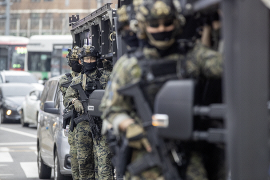 육군 특수전사령부 백호부대 장병들이 작전차량을 이용해 서울 구로구 고척스카이돔으로 신속히 기동하고 있다. 육군 제공