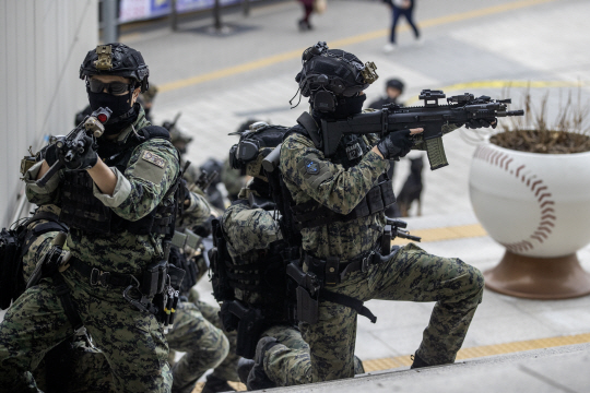육군 특수전사령부 백호부대 장병들이 인질 억류 테러범 진압 훈련을 위해 서울 구로구 고척스카이돔 내부로 신속하게 진입하고 있다. 육군 제공