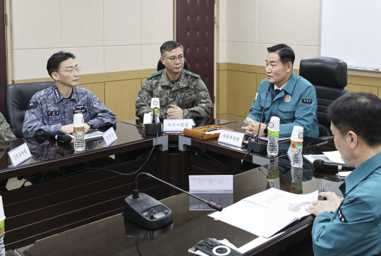신원식(오른쪽 두번째) 국방부장관이 5일 국군대전병원을 방문해 이국종(왼쪽 첫번째) 병원장 등 군 비상진료체계 운영 상황을 점검하고 군 의료진을 격려하고 있다. 국방부 제공