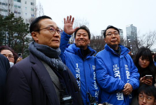 홍영표(왼쪽) 더불어민주당 의원과 임종석(가운데) 전 청와대 비서실장, 윤영찬 의원이 지난 28일 오후 서울 성동구 왕십리역 광장에서 시민들에게 저녁인사를 하고 있다. 뉴시스
