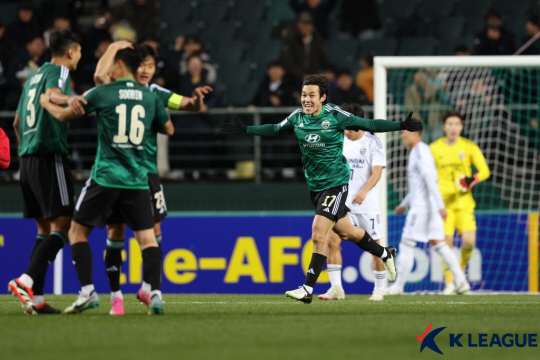 전북 현대의 송민규(오른쪽)가 5일 전주월드컵경기장에서 열린 AFC 챔피언스리그 8강 1차전에서 전반 4분 선제골을 넣은 후 환호하고 있다. 한국프로축구연맹 제공