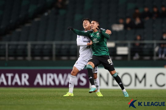 전북 현대의 티아고(오른쪽)와 울산 HD의 김영권이 5일 전주월드컵경기장에서 열린 AFC 챔피언스리그 8강 1차전에서 치열한 몸싸움을 펼치고 있다. 한국프로축구연맹 제공