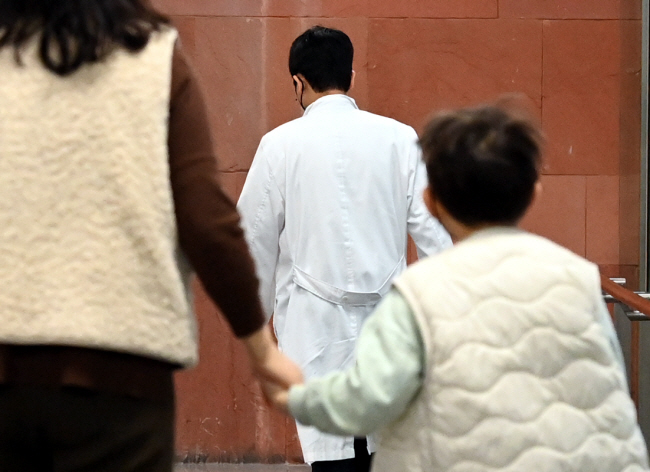 정부가 미복귀 전공의 7800여 명에 대해 ‘의사 면허정지 사전 통보’ 등 본격적인 행정 처분에 착수한 5일 서울 시내 한 대학병원에서 의료진이 이동하고 있다. 박윤슬 기자