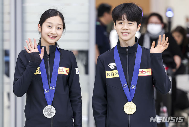 [인천공항=뉴시스] 대만 타이베이에서 열린 피겨스케이팅 세계주니어선수권대회 일정을 마친 서민규와 신지아가 4일 인천국제공항 제2여객터미널을 통해 귀국하고 있다. 2024.03.04.