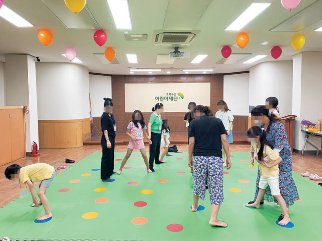 놀이 도중 자연스럽게 눈을 맞추거나 서로를 껴안는 참가자들 모습. 초록우산 제공