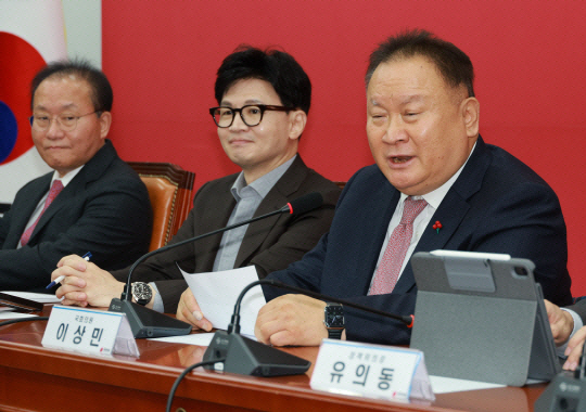 국민의힘에 입당한 이상민(오른쪽) 의원이 국회에서 열린 국민의힘 비상대책위원회 회의에서 발언하고 있다. 연합뉴스