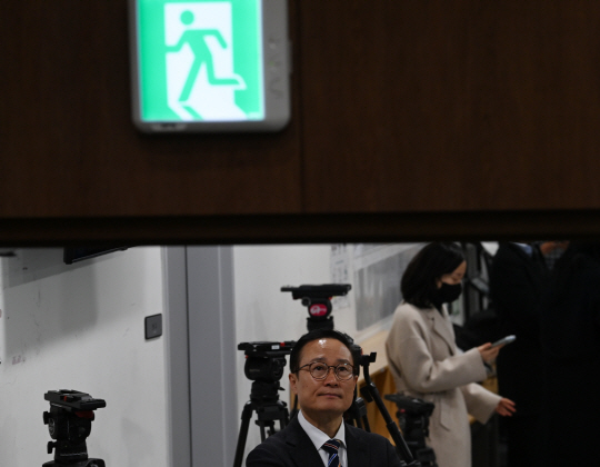 홍영표(4선·인천 부평을) 의원이 6일 오전 국회 소통관에서 탈당 기자회견을 하기 위해 순서를 기다리고 있다. 윤성호 기자