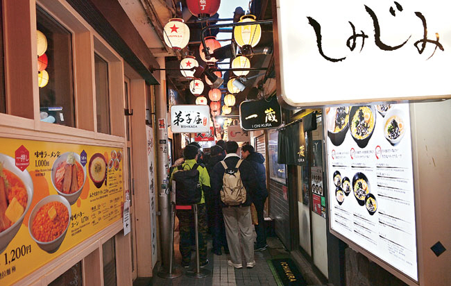 삿포로의 라멘골목. 17개 라면집이 좁은 골목 양쪽에 늘어서 있다.