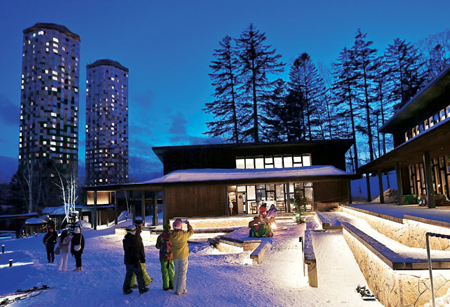 호시노리조트 토마무 더 타워 뒤쪽의 상점가인 ‘호타루 거리’. 낭만적인 야경이 인상적이다. 호타루는 일본어로 ‘반딧불이’를 뜻한다.