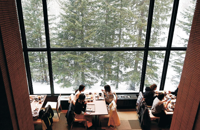 대게와 연어를 중심으로 한 뷔페를 차려 내는 호시노리조트 토마무의 레스토랑 ‘할’. 음식도 음식이지만, 창밖 가득 펼쳐지는 설경이 인상적이다.