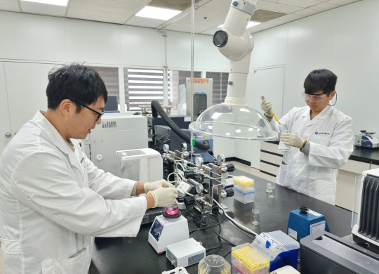 애경케미칼 연구소에서 연구원들이 실험을 하는 모습. 애경케미칼 제공