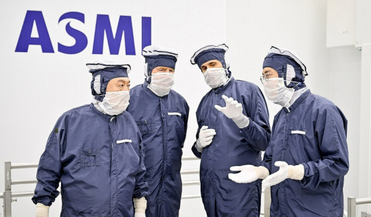 네덜란드의 반도체 장비업체 ASML을 방문한 윤석열(제일 왼쪽) 대통령. 연합뉴스