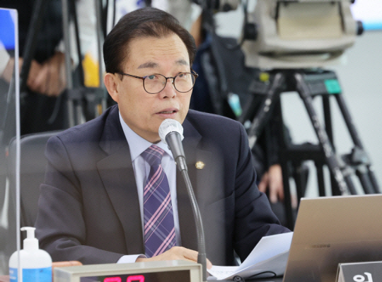 자신의 지역구가 ‘국민공천’ 지역으로 지정되자 무소속 출마를 선언한 이채익 국민의힘 의원. 연합뉴스