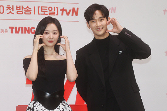 배우 김지원, 김수현이 7일 서울 구로구 라마다서울신도림호텔에서 열린 드라마 ‘눈물의 여왕’ 제작발표회에서 포즈를 취하고 있다. 연합뉴스