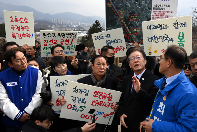 당 지지율 하락에 직면한 이재명(오른쪽 두 번째) 더불어민주당 대표가 7일 오전 경기 양평군 강상면 병산리에서 서울·양평고속도로 노선변경 의혹을 제기하면서 정권심판론 부각에 나서고 있다. 곽성호 기자
