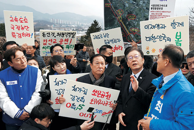 당 지지율 하락에 직면한 이재명(오른쪽 두 번째) 더불어민주당 대표가 7일 오전 경기 양평군 강상면 병산리에서 서울·양평고속도로 노선변경 의혹을 제기하면서 정권심판론 부각에 나서고 있다. 곽성호 기자