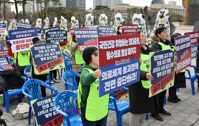 전공의들의 의료 현장 이탈 사태로 의료 공백 현상이 심화하고 있는 가운데 지난 6일 서울 용산구 전쟁기념관 앞에서 경기도의사회 주최로 ‘의대 정원 증원 반대 수요 반차 휴진 집회’가 열리고 있다. 연합뉴스
