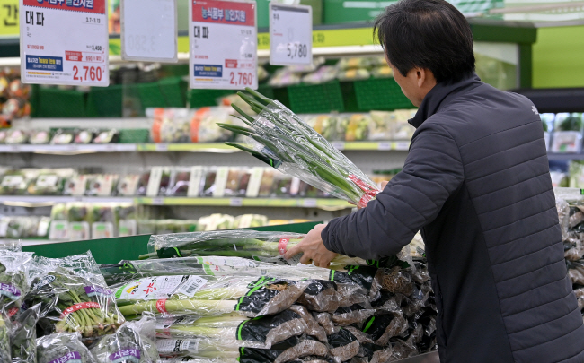 통계청 집계 결과 올해 2월 사과·귤 등 과일값이 32년 만에 최대 폭으로 상승한 가운데 파·배추 등 채소류 가격도 급등하고 있다. 7일 오전 서울의 한 대형마트에서 고객이 대파를 고르고 있다.  백동현 기자