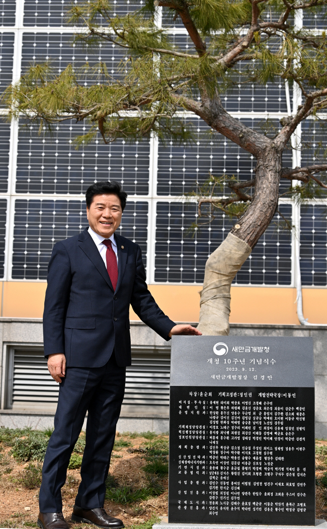 김경안 새만금개발청장이 지난 2월 28일 문화일보와의 인터뷰에 앞서 새만금개발청 건물 앞에 심어진 개청 10주년 기념 소나무 옆에서 “새만금 개발을 위한 기업 지원을 달성하기 위해 과감한 규제 완화에 나서겠다”고 강조하며 웃고 있다. 백동현 기자