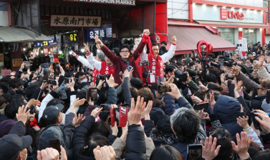 한동훈 국민의힘 비상대책위원장이 7일 오후 경기도 수원시 팔달구 지동못골시장을 방문해 시민들에게 인사하고 있다. 연합뉴스