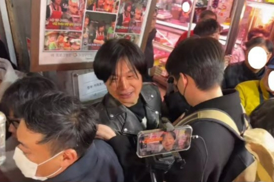 지난 7일 수원 지동못골시장에서 일부 유튜버들과 지지자들에 둘러싸인 주진우씨. 유튜버 캡처