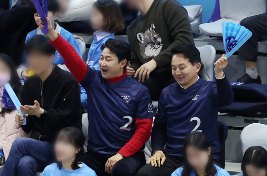 4·10 총선 인천 계양을에 출마하는 원희룡 전 국토교통부 장관과 후원회장인 이천수 씨가 지난 6일 인천 계양체육관을 찾아 2023~2024 V-리그 6라운드 대한항공 점보스와 우리카드 우리WON의 경기를 관람하고 있다. 뉴시스