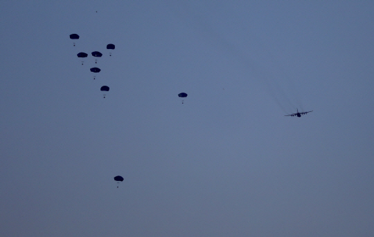 가자 지역에 공중 투하되는 구호물품.AP뉴시스