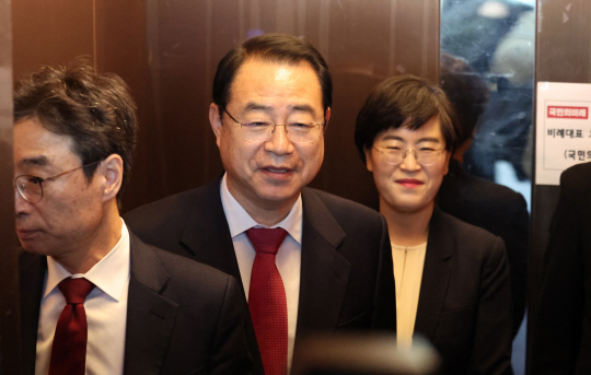 정영환 국민의힘 공천관리위원장이 지난 8일 오전 서울 여의도 국민의힘 중앙당사에서 공천관리위원회 회의 결과 발표를 한 후 엘리베이터에 탑승하고 있다. 뉴시스