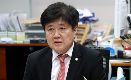 유경준 국민의힘 의원이 지난 6일 오후 서울 여의도 국회에서 제22대 총선 공천과 관련 기자회견을 하고 있다. 뉴시스