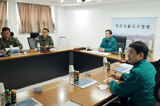 김선호(오른쪽 두번째)  국방부차관이 지난 3일 서울지구병원을 방문해 병원장(대령 이석재· 왼쪽 두 번째)으로부터 민간인 환자 의료지원 현황에 대해 설명을 듣고 있다. 국방부 제공