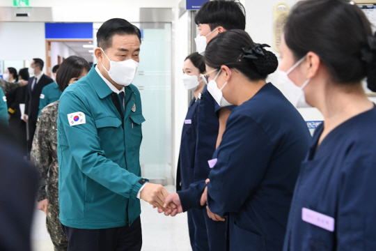 신원식(왼쪽) 국방부장관이 8일  경남 진해 해군 해양의료원을 방문해 비상진료체계 현장을 점검하고 의료진을 격려하고 있다. 국방부 제공