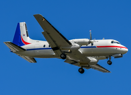 박정희 대통령 때 정부 예산으로 도입된 대통령 전용기 1호 영국제 BAe 748. 국제방산전시회인 서울 아덱스(ADEX) 행사장인 경기 성남 서울비행장 상공을 날고 있다. 디펜스 타임즈 제공