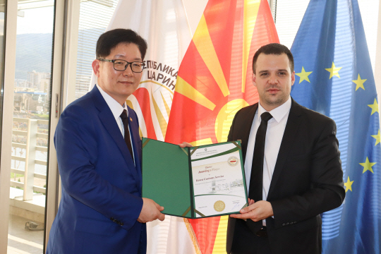 고광효 관세청장(왼쪽)이 8일(현지시각) 북마케도니아 스코페에서 ‘제1차 한·북마케도니아 관세청장 회의’를 개최한 뒤 스테판 보고엡 북마케도니아 관세청장과 기념촬영을 하고 있다.관세청 제공